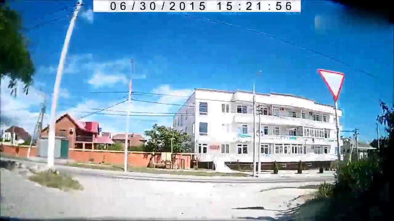 第一视角：拐个弯就看到卡车迎面向你冲来