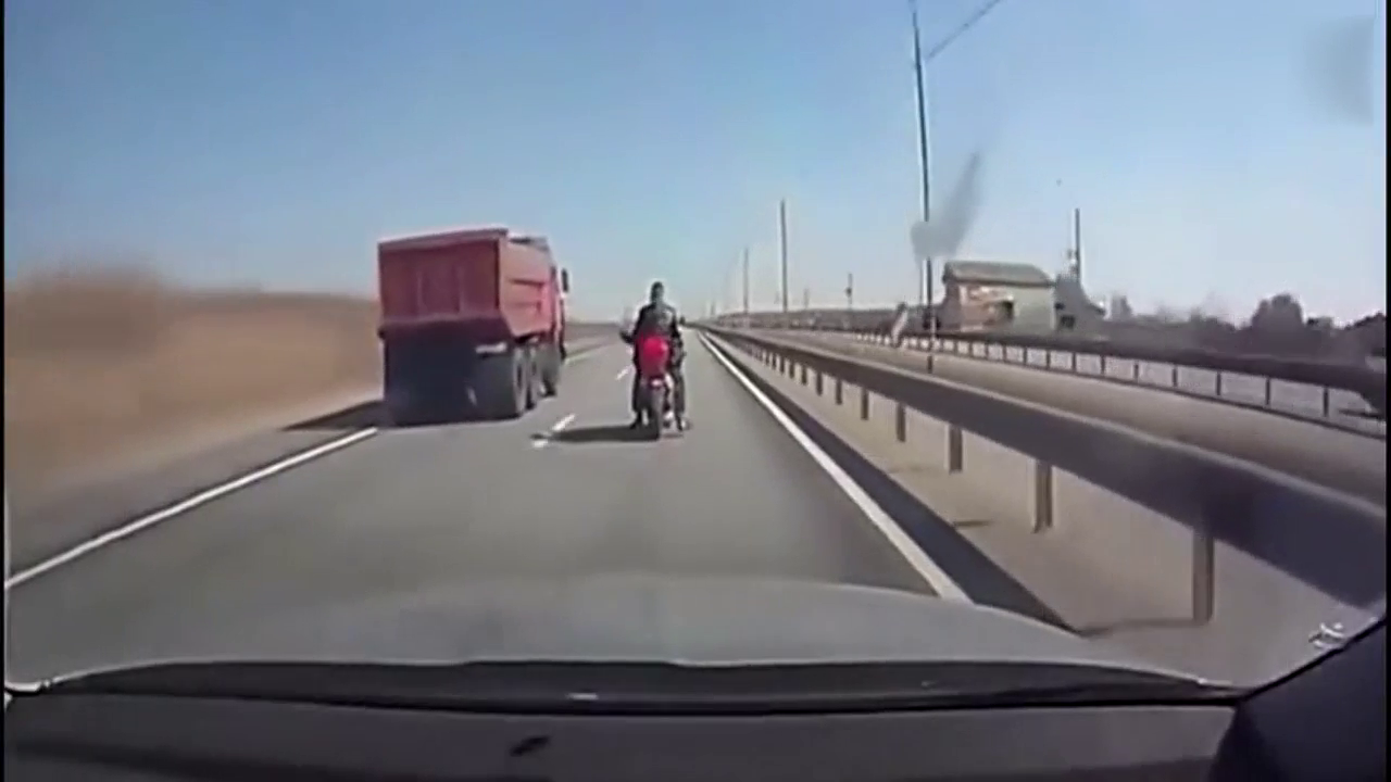 摩托车想要超车，大卡车就是不让道，没想到小伙子下手这么狠