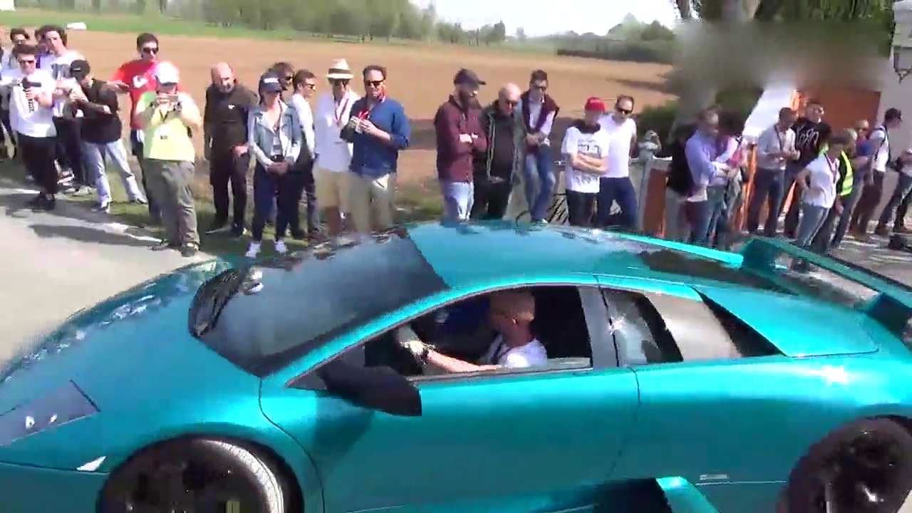 国外土豪举办跑车大赛，几十辆百万跑车整齐停放