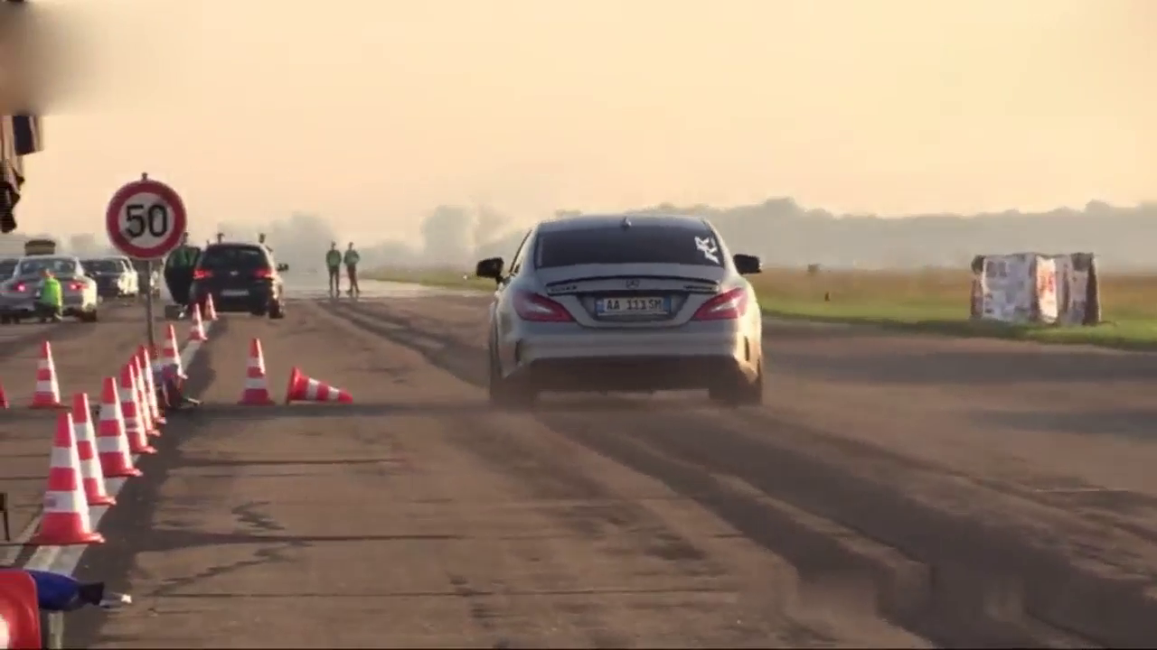 布加迪跑车和奔驰cls63在赛道狂奔