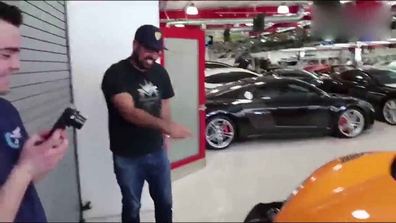 打开迈凯伦跑车后备箱的瞬间，车主懵了！