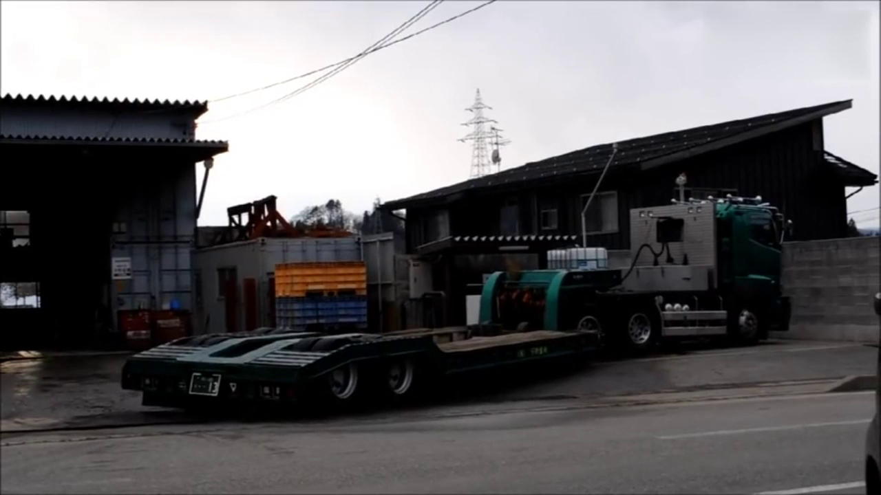 拖挂卡车倒车停车，样子有点酷炫