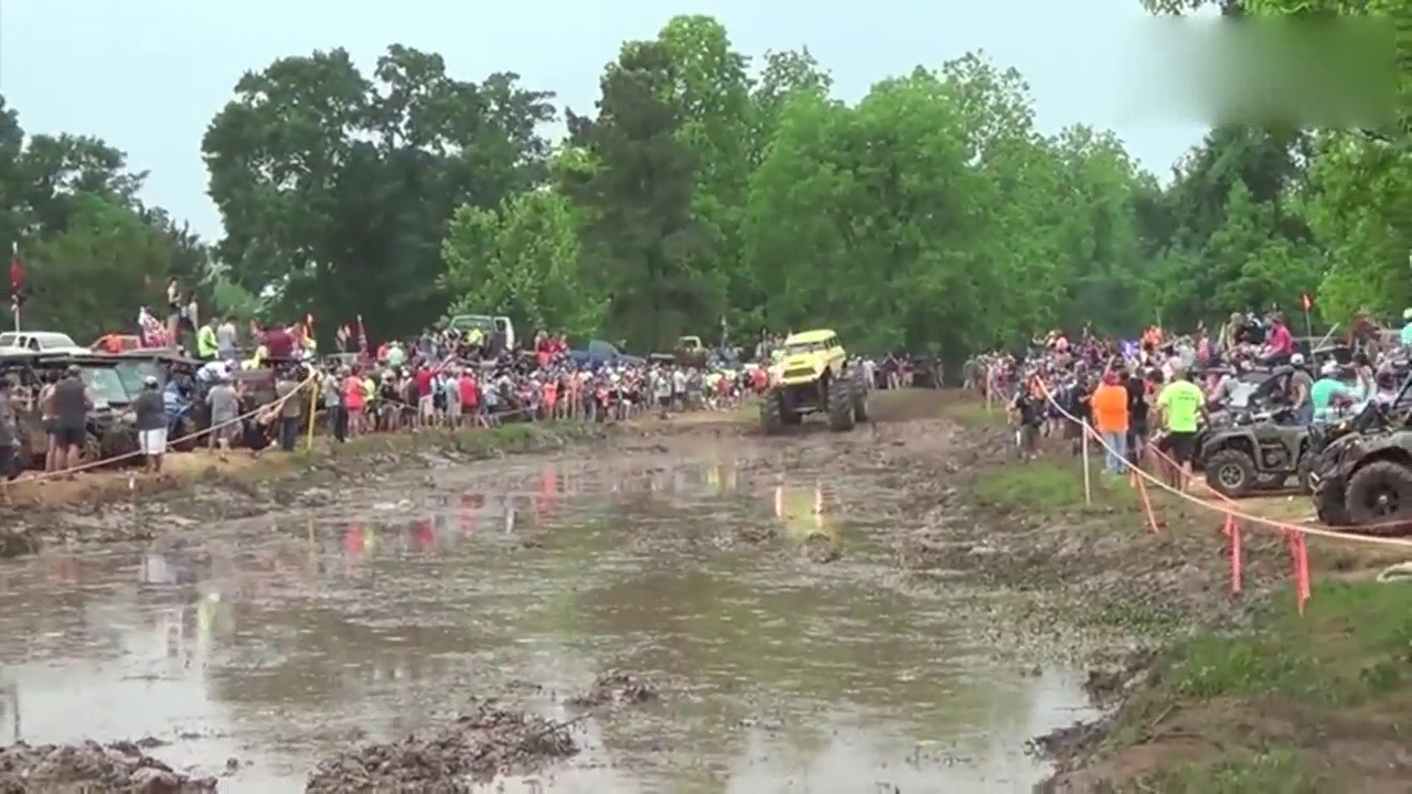 打破!卡车在狂野的泥潭中