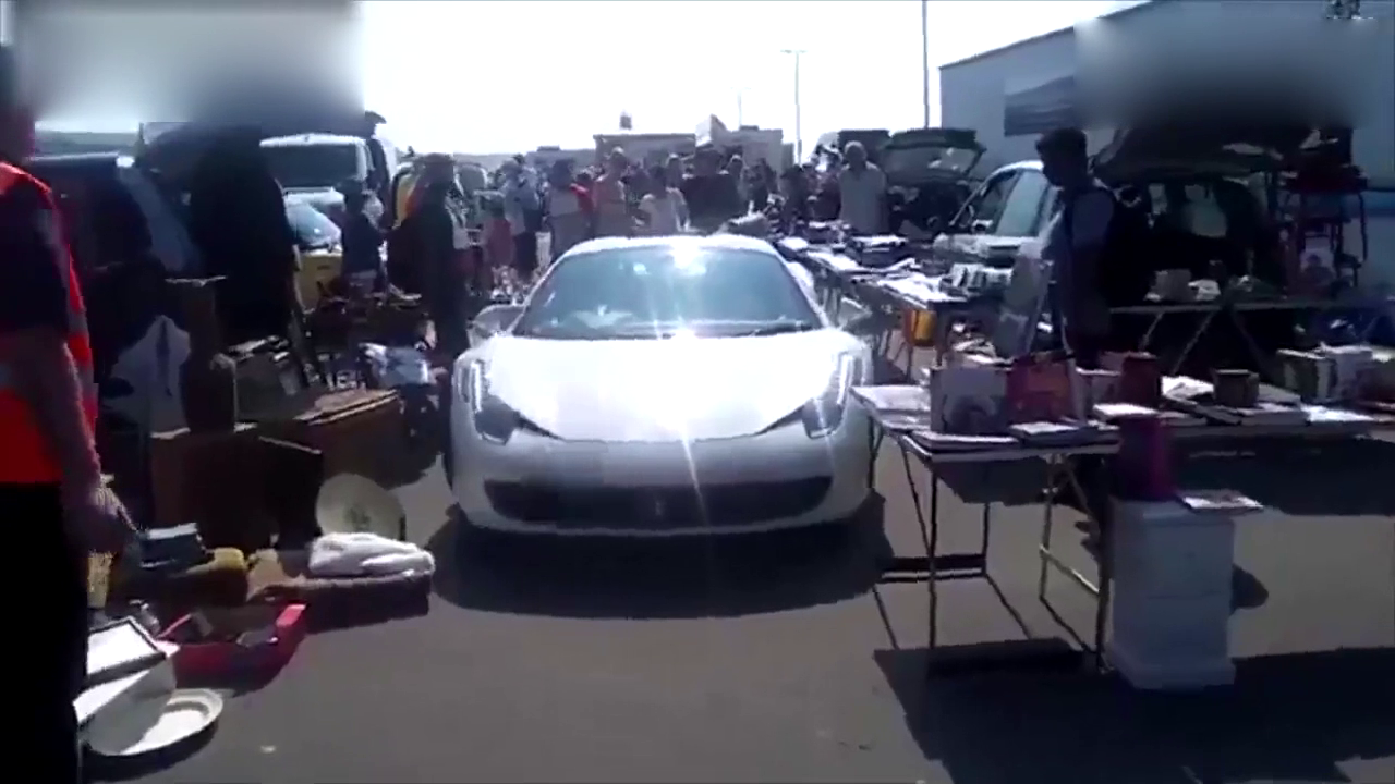 实拍法拉利跑车困在了集市不得动弹 这让老司机很尴尬啊