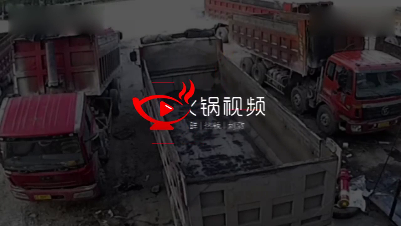 实拍男子上去阻止滑行的卡车不成，自己惨遭挤压