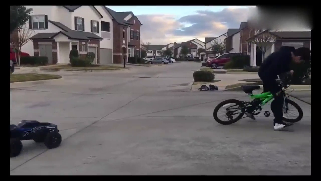 熊孩子开跑车和玩具车玩拔河？接下来的一幕惊呆一众小伙伴！