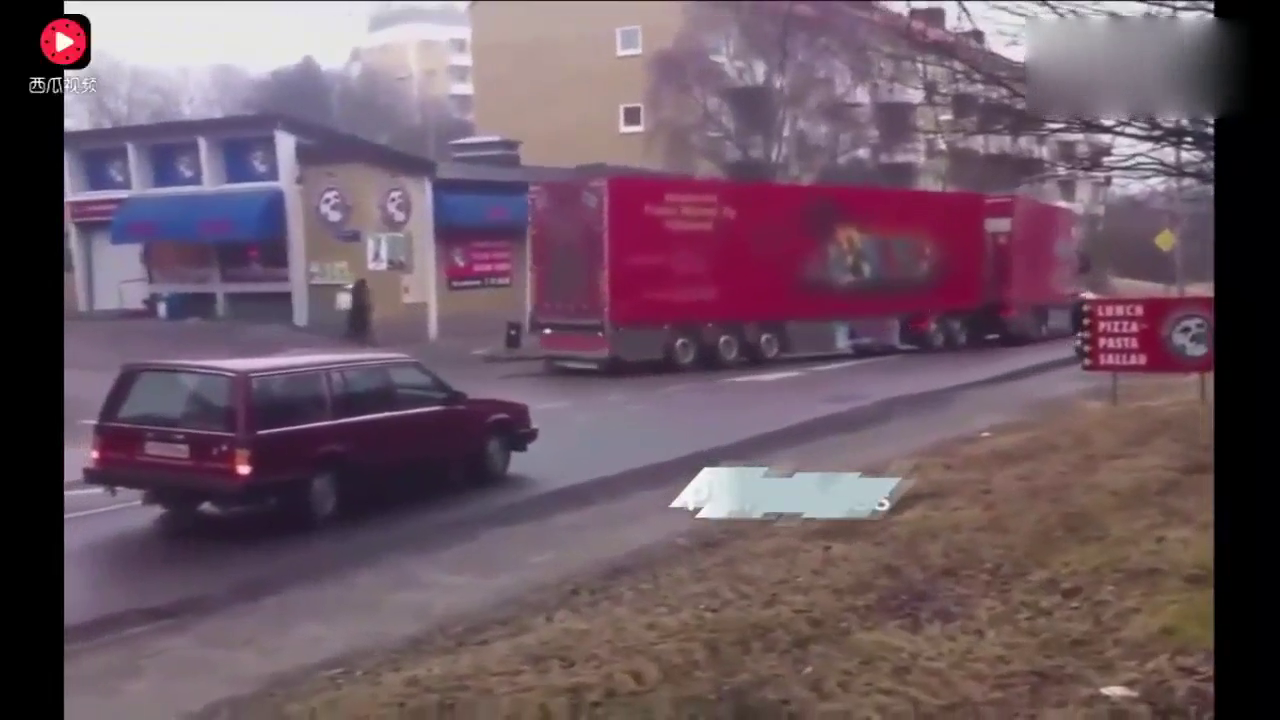 超长的运输卡车拐歪绝对是个技术活，看看这些老司机的车技
