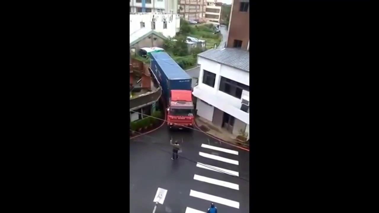 “卡车”司机这还能顺利的开出来吗？