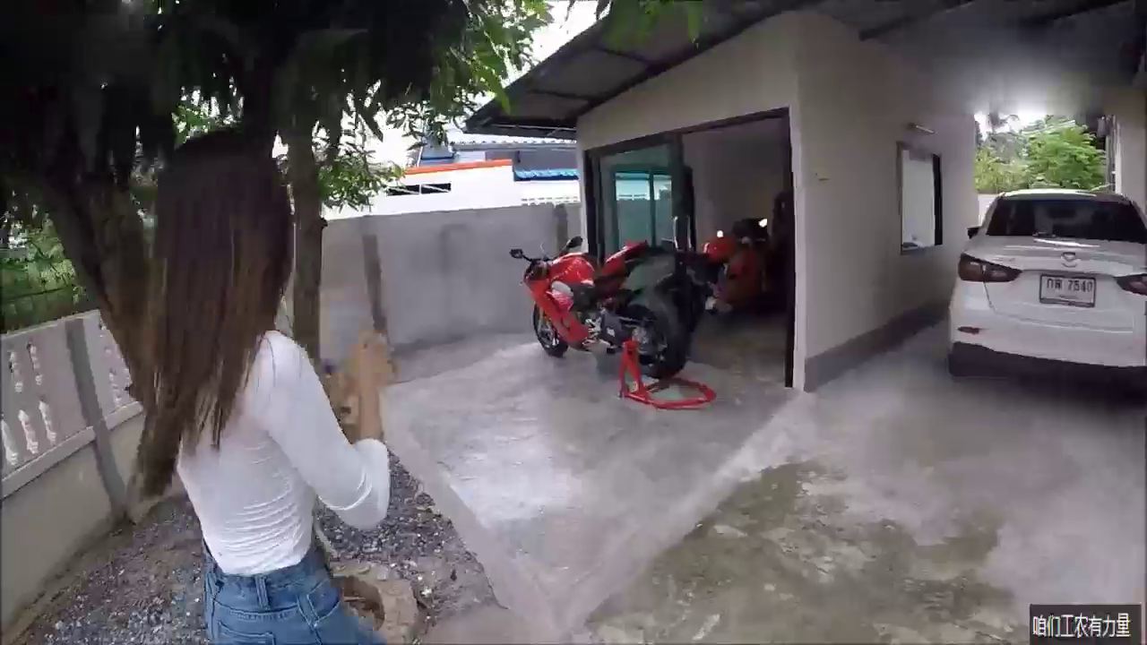 近30万买的杜卡迪跑车引来邻居前来围观，只得启动给大伙听听声音