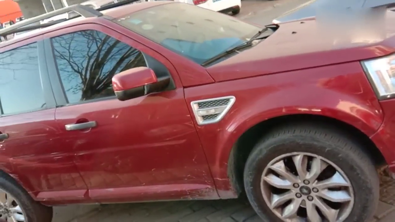 这款30多万的红色路虎神行者2，外观霸气十足，适合当做旅行车