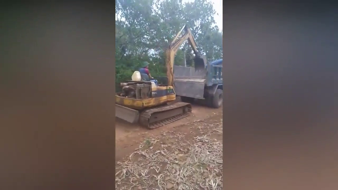 大神级别的操作！看司机如何操作挖掘机上卡车