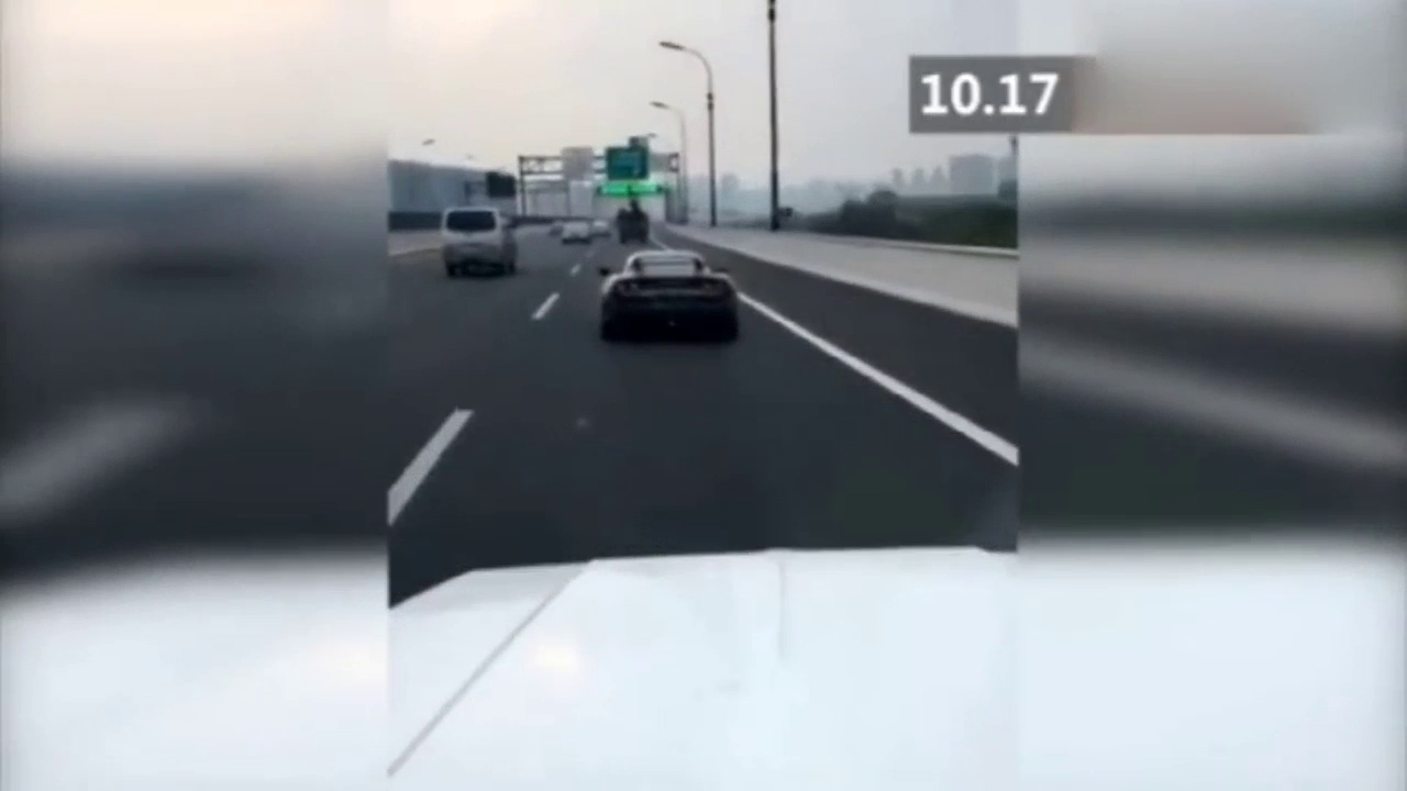 速度与激情！两辆跑车在高速公路肆意穿行，飙车甩尾加飘逸