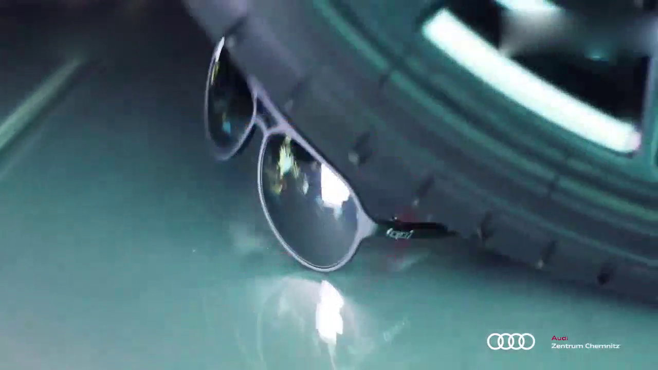 这个眼镜真抗造，跑车压都压不坏