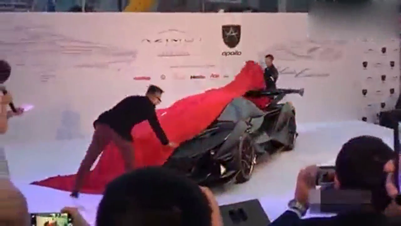 揭开价值3000万超级跑车的遮布，一旁的法拉利瞬间失去了光辉！