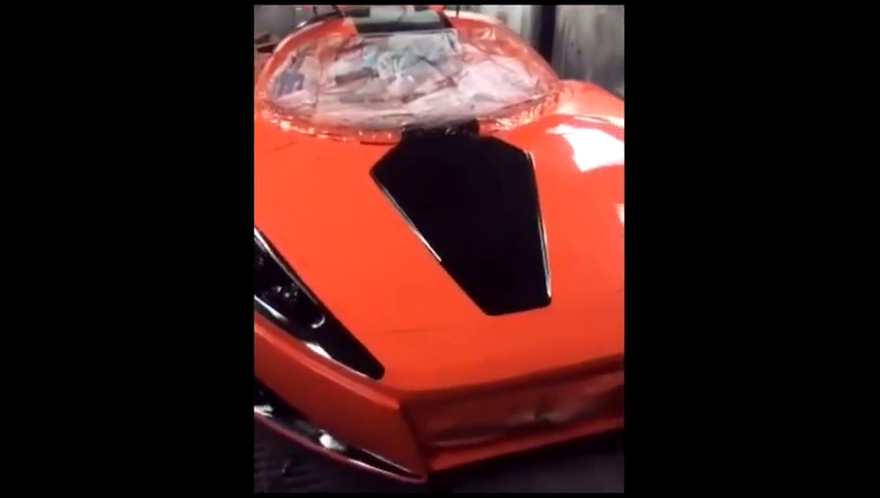 男子自制跑车成功上路试车，开在街上很拉风