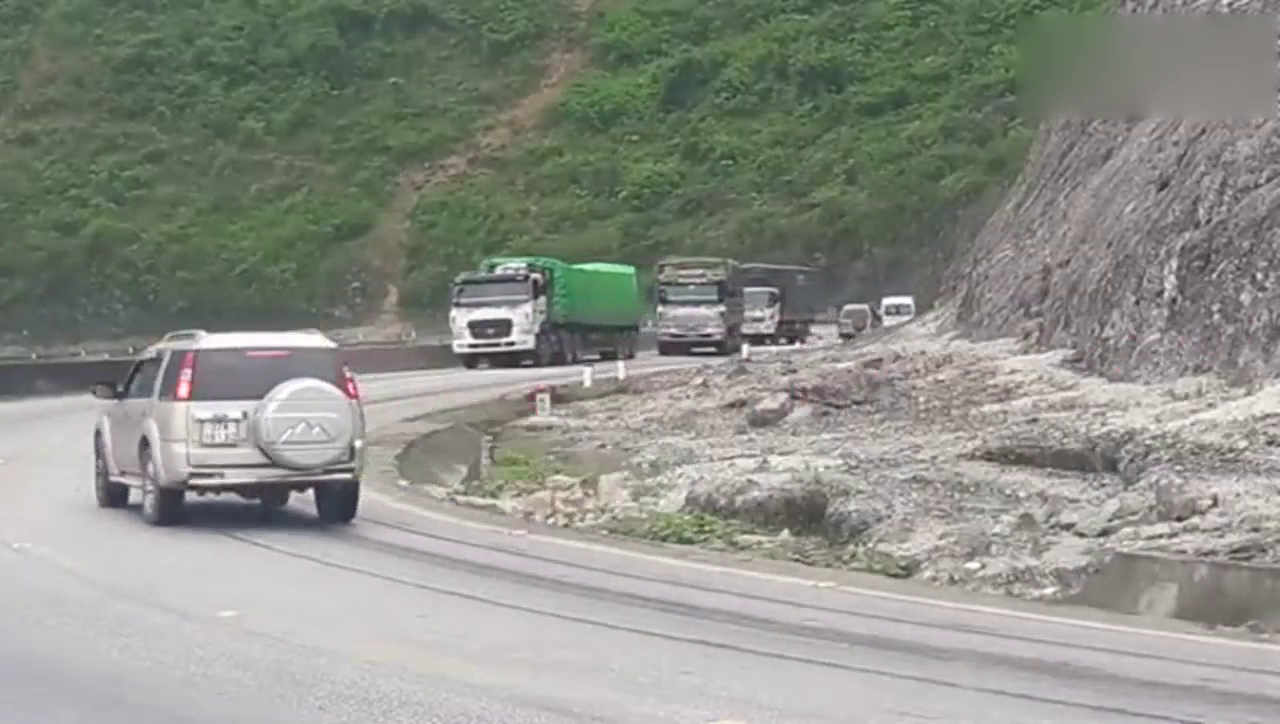 第一次见有现代牌卡车，爬这个坡 和吃力啊！