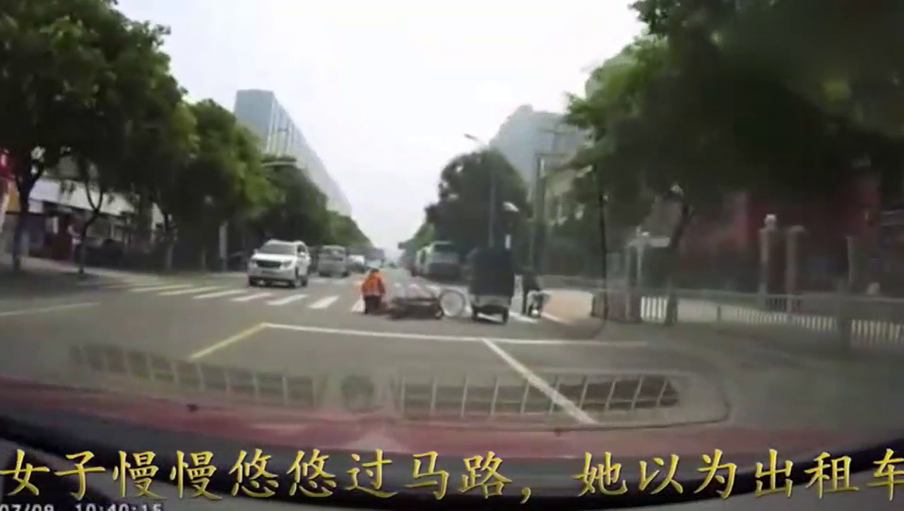 女子慢慢悠悠过马路，她以为出租车会刹车，出租车以为她会闯过去