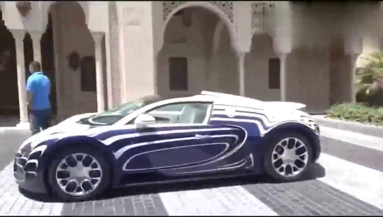 女土豪下车以后，才知道青花瓷版布加迪跑车有多霸气！