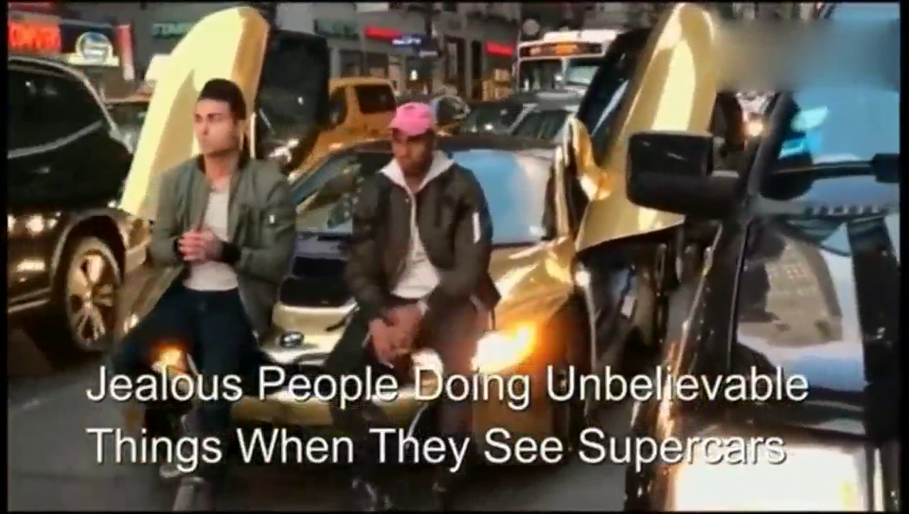 男子和朋友坐在跑车上聊天，可接下来发生的一幕路人都蒙圈了