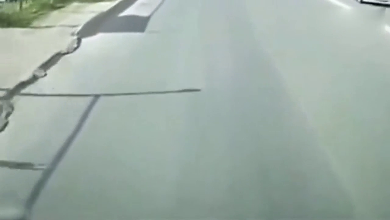 电车男子紧紧尾随大卡车，下一幕简直让人料想不到！