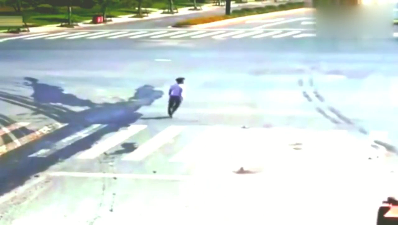 男子眼看要被卡车撞死，为了活命，竟做出这样的动作