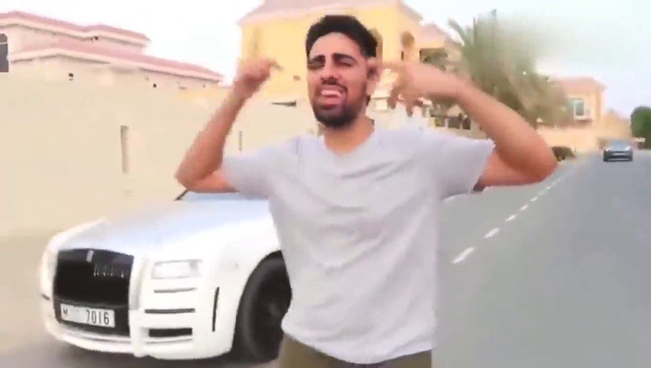 迪拜土豪开劳斯莱斯去找朋友看跑车，夜晚回来的路上被吓蒙圈了！