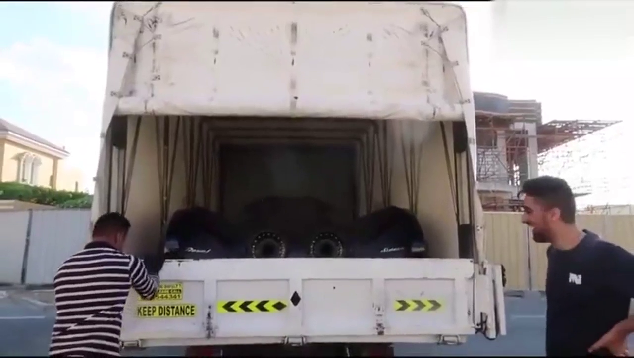 迪拜土豪私人订制的跑车刚刚到货，卸车的那一刻，才是霸道的开始