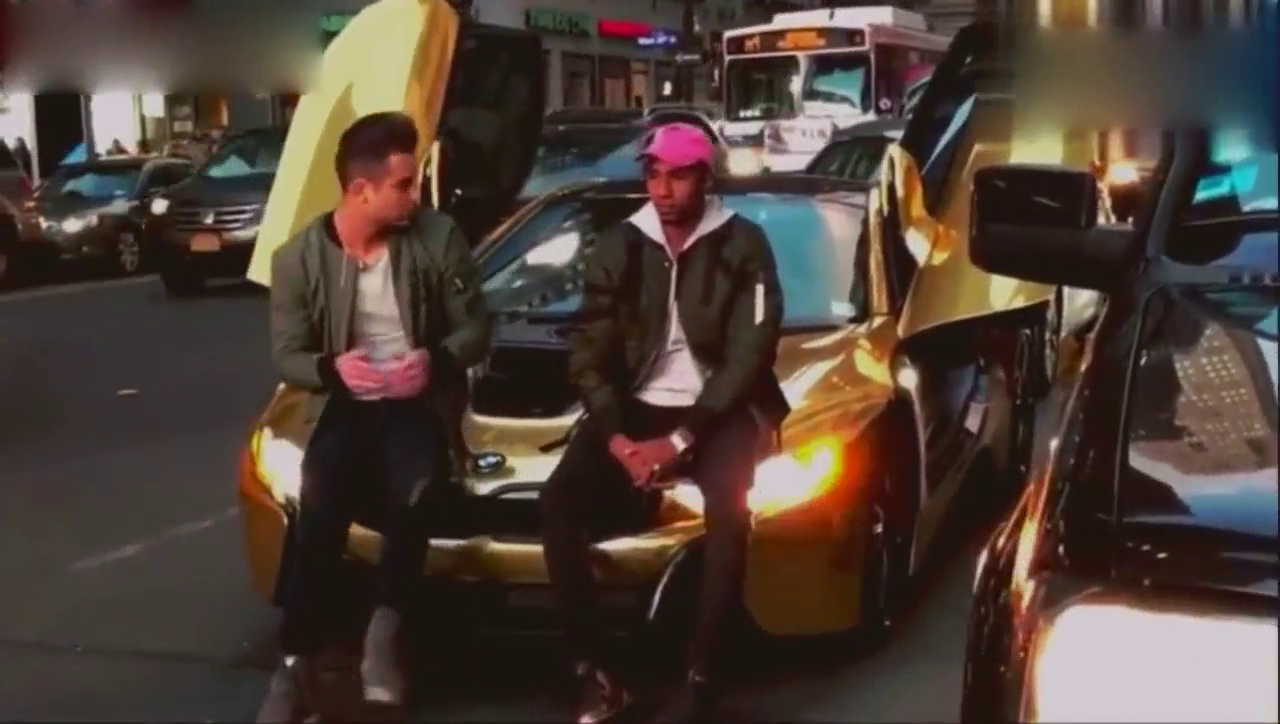 两名男子坐在跑车引擎盖上玩耍，十秒钟之后吓得拔腿就跑