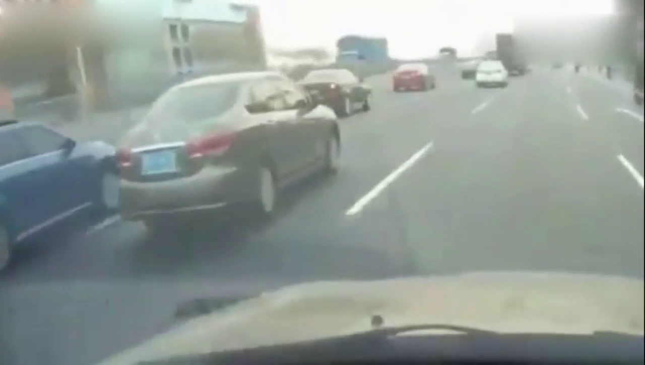 评论最多的一段超车事故录像, 视频车就是不让, 要是你会怎样做？