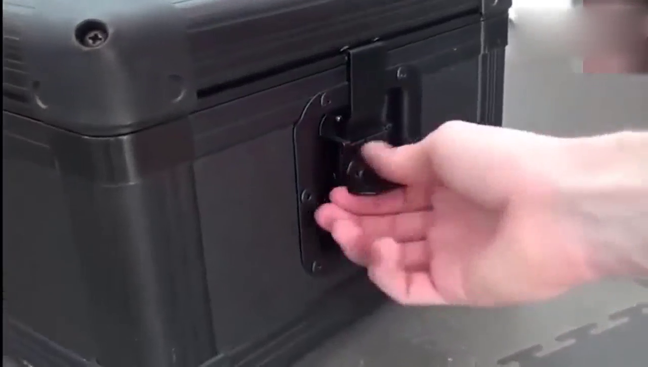 买2000万的跑车送了一个大箱子，打开之后才知道钱花哪里了