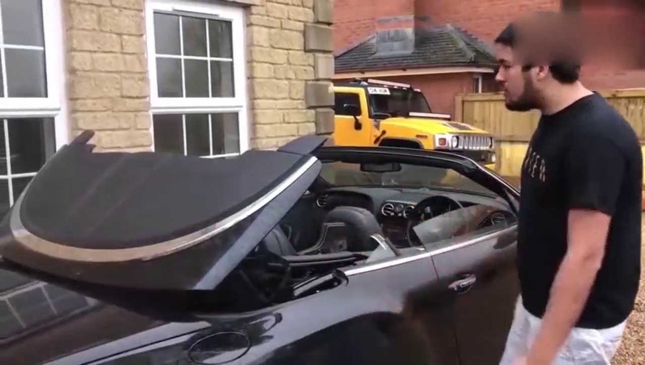 价值500万的宾利跑车，变形刚变到一半车主就凌乱了