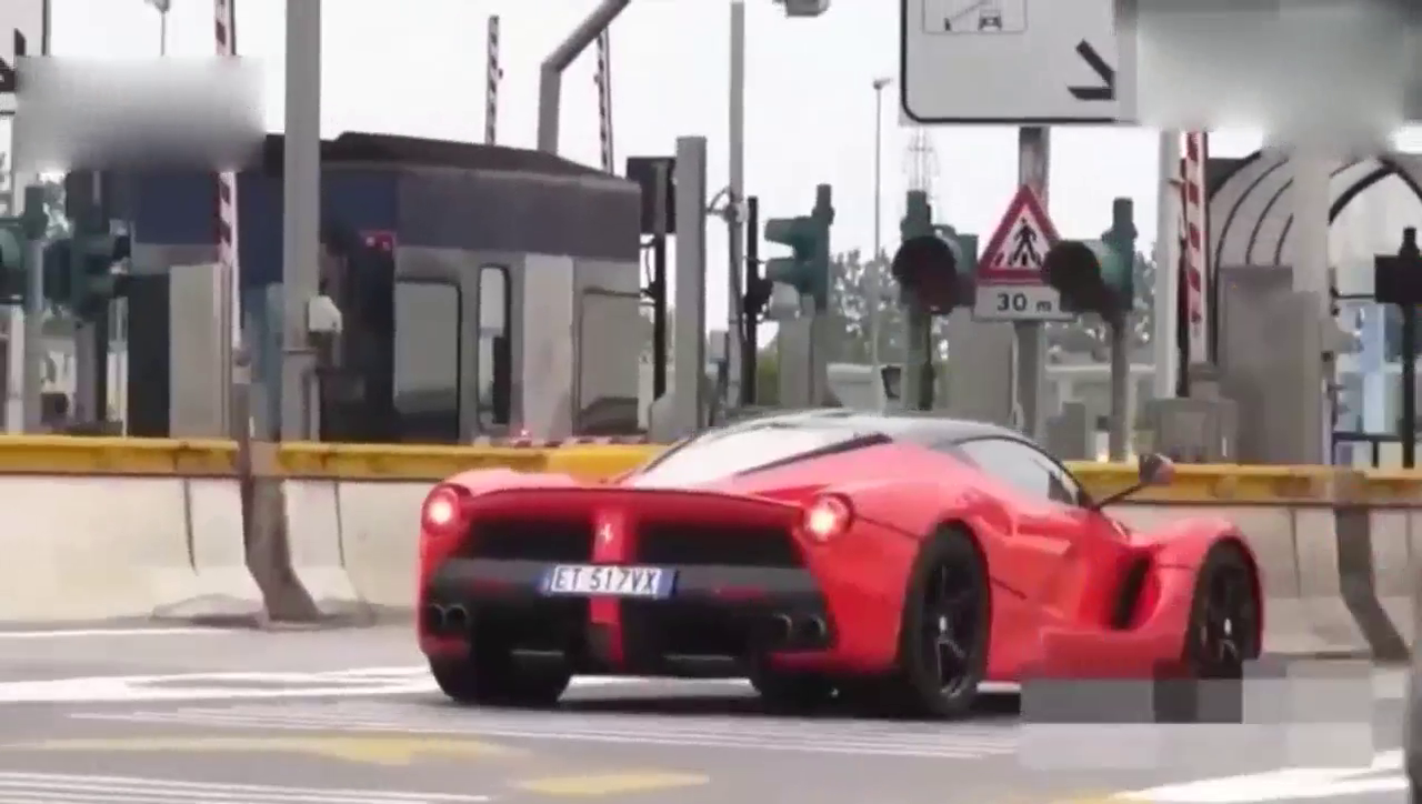 价值千万法拉利跑车经过高速收费站，十秒钟后全是尴尬！