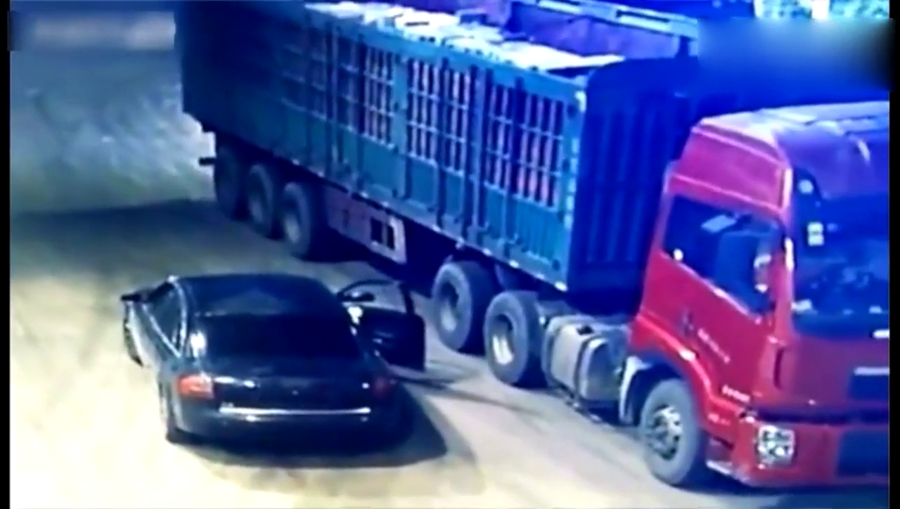 卡车司机半夜停在路边休息，监控拍下恐怖一幕