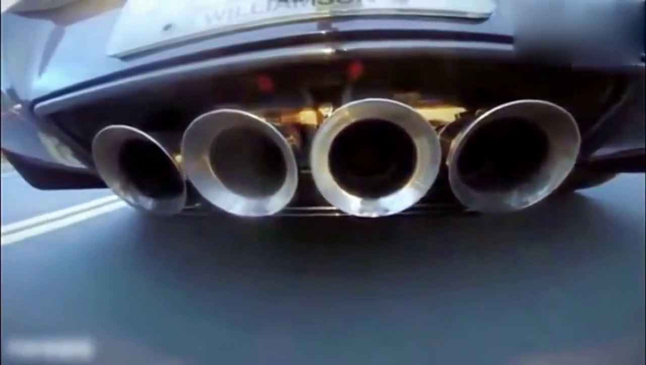 外国人真会玩，在跑车的排气口后面放上4瓶矿泉水，看有多炫