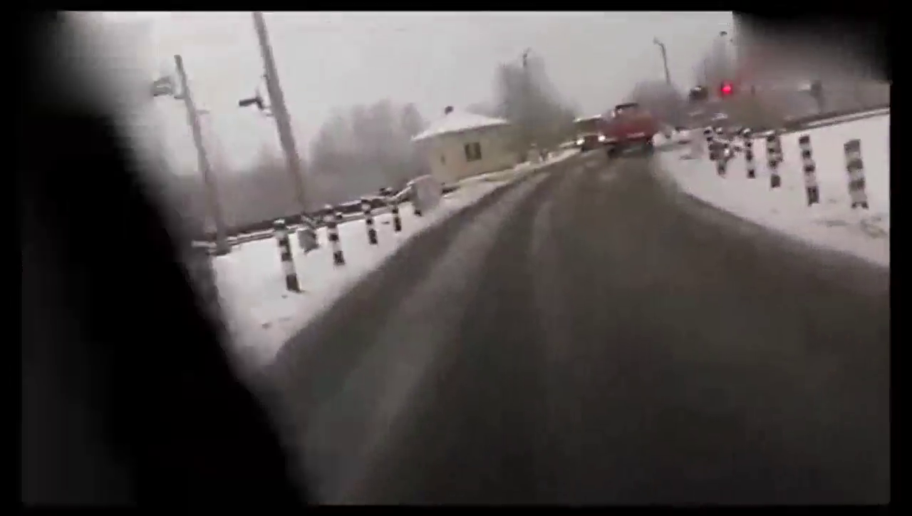 卡车冲关被卡，瞬间被火车狂虐