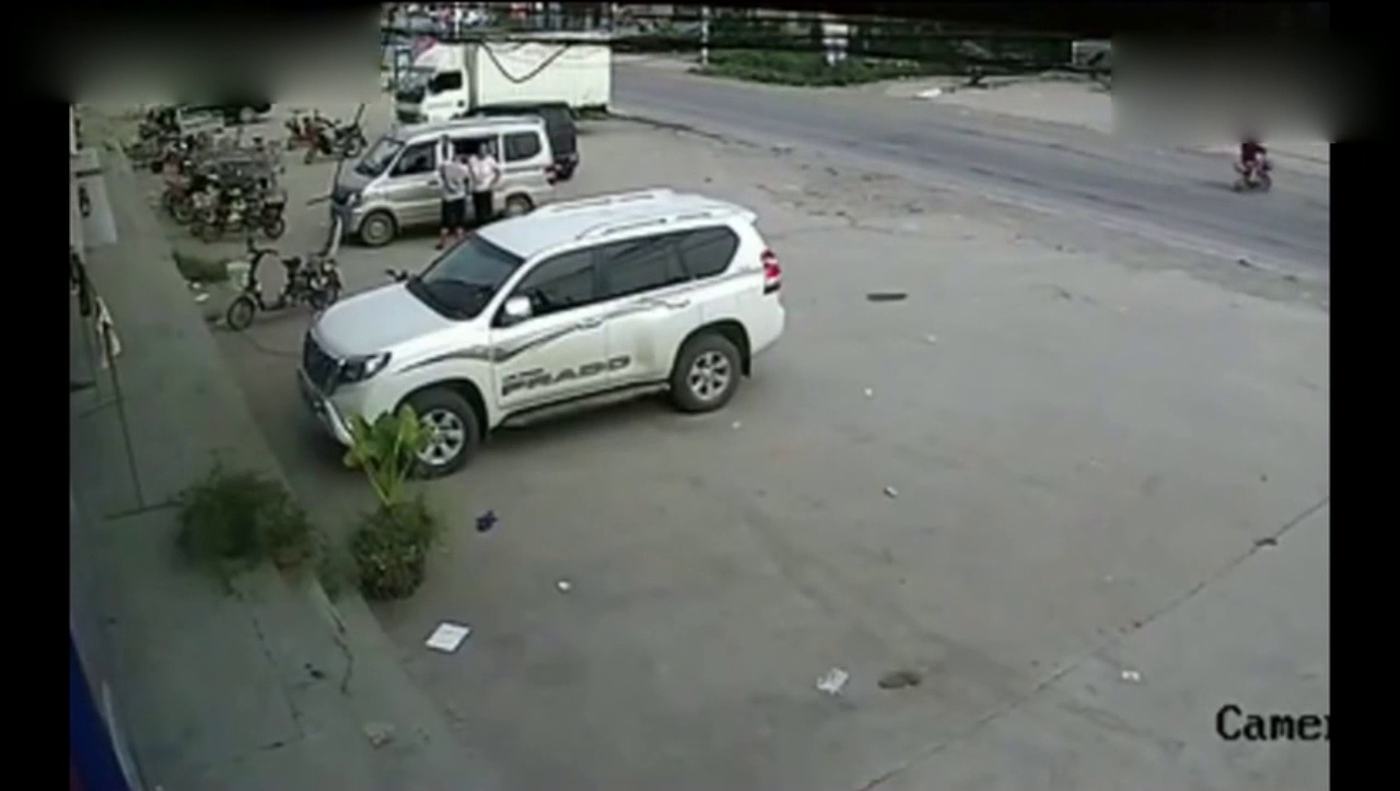 拼死救下了 横穿马路的电动车