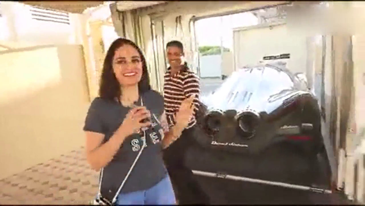 美女土豪订制的限量版跑车到货了，倒车的那一刻彻底尴尬了！