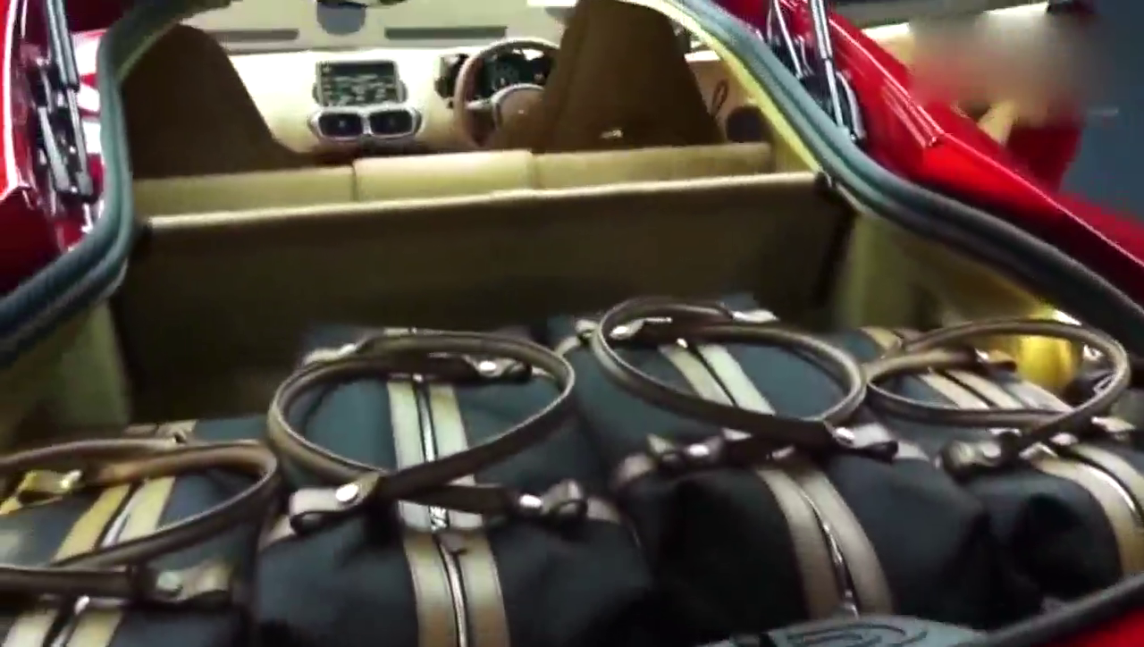 绅士的最终选择，阿斯顿马丁超级跑车，就连后备箱都这么豪华！