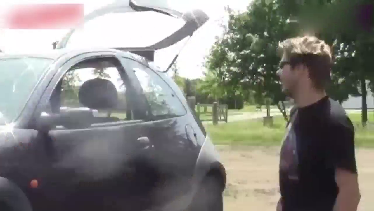 他买不起敞篷车，然后他想到了一个方法