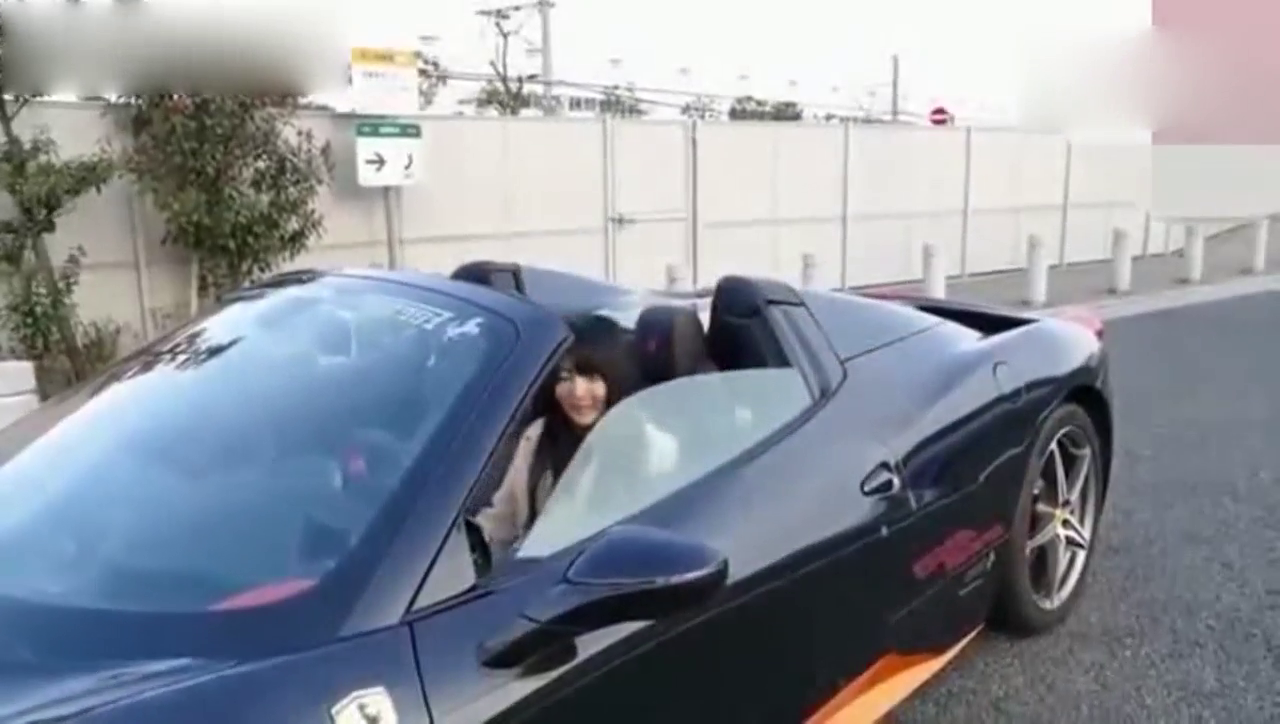 美女坐法拉利跑车,突然按到一个按钮吓到她了