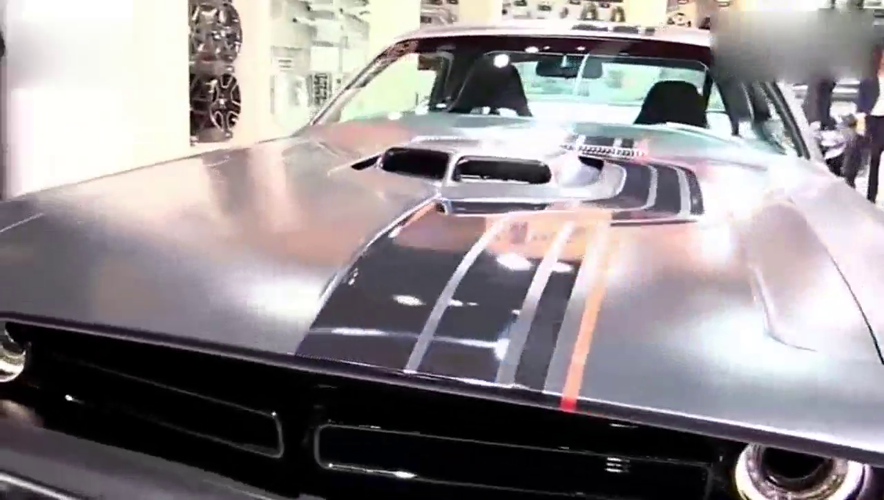 2018年道奇挑战者跑车的安全带怎么有两条带子