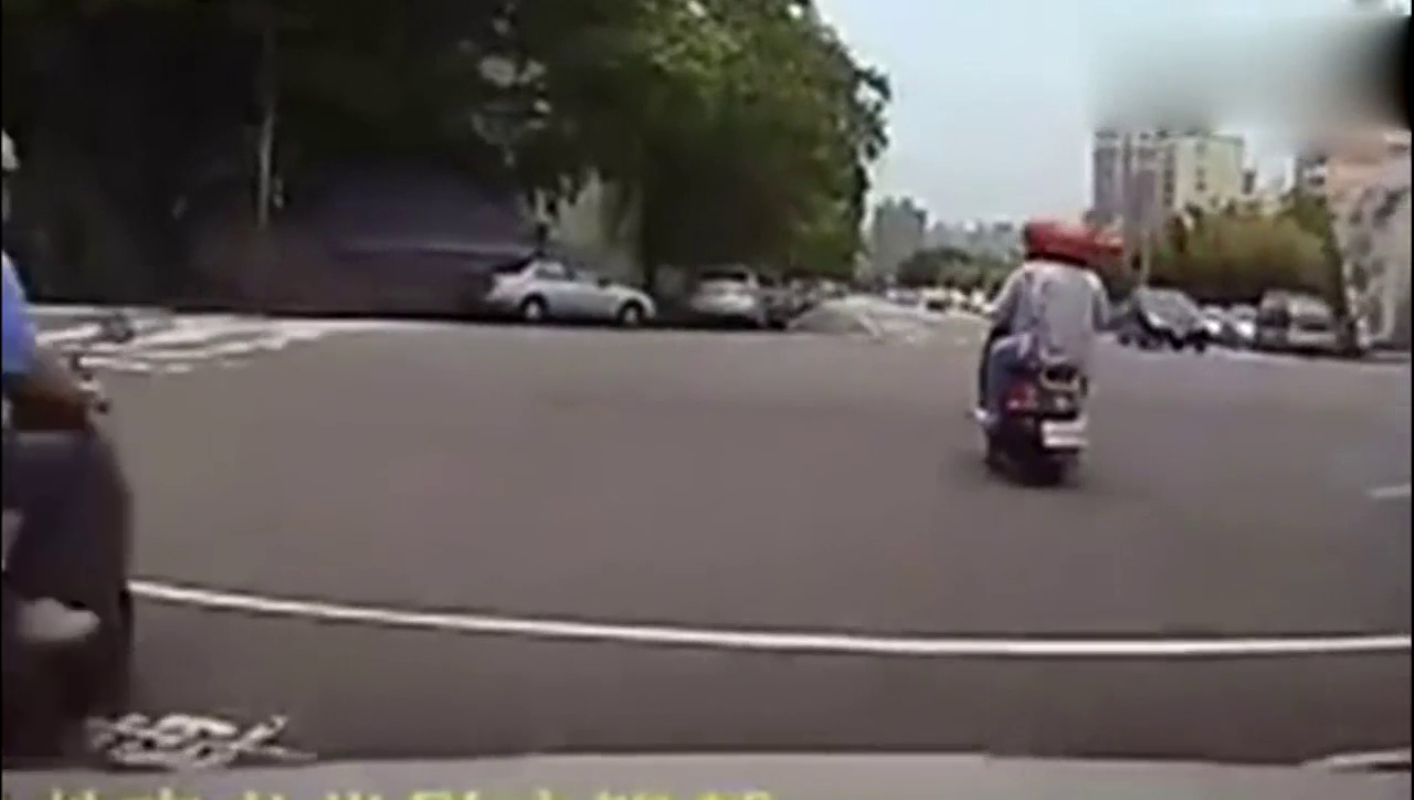 妹子大摇大摆闯红灯，电动车男子眼睁睁看着她丧命无动于衷