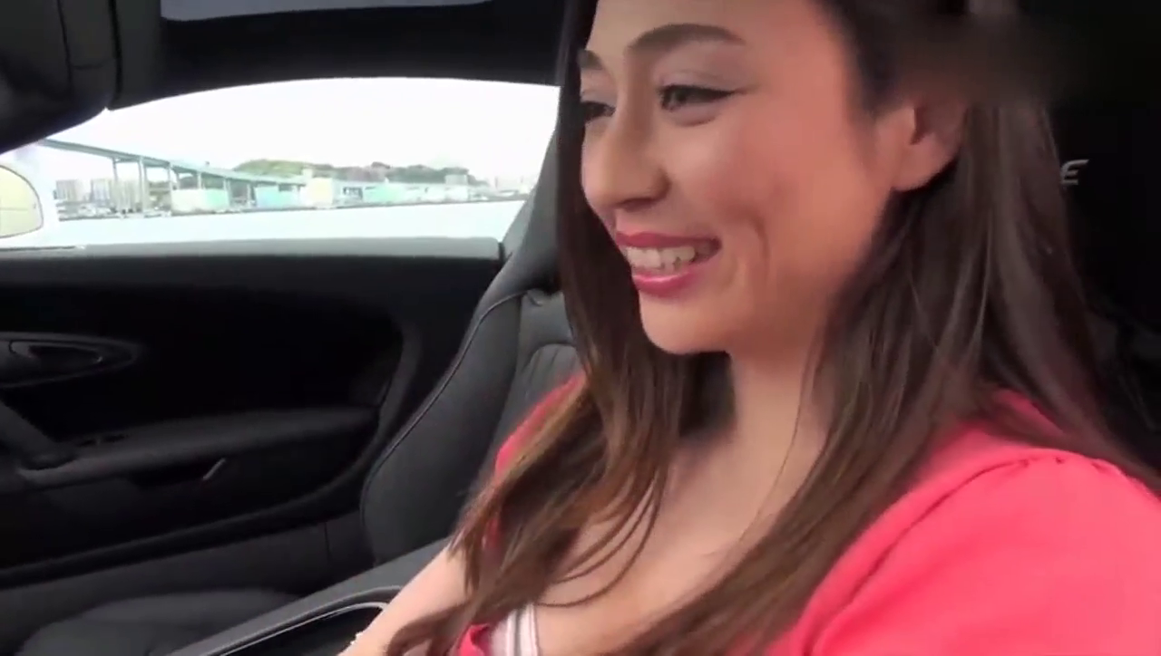 买跑车送了一个手提包，打开之后车主乐坏了