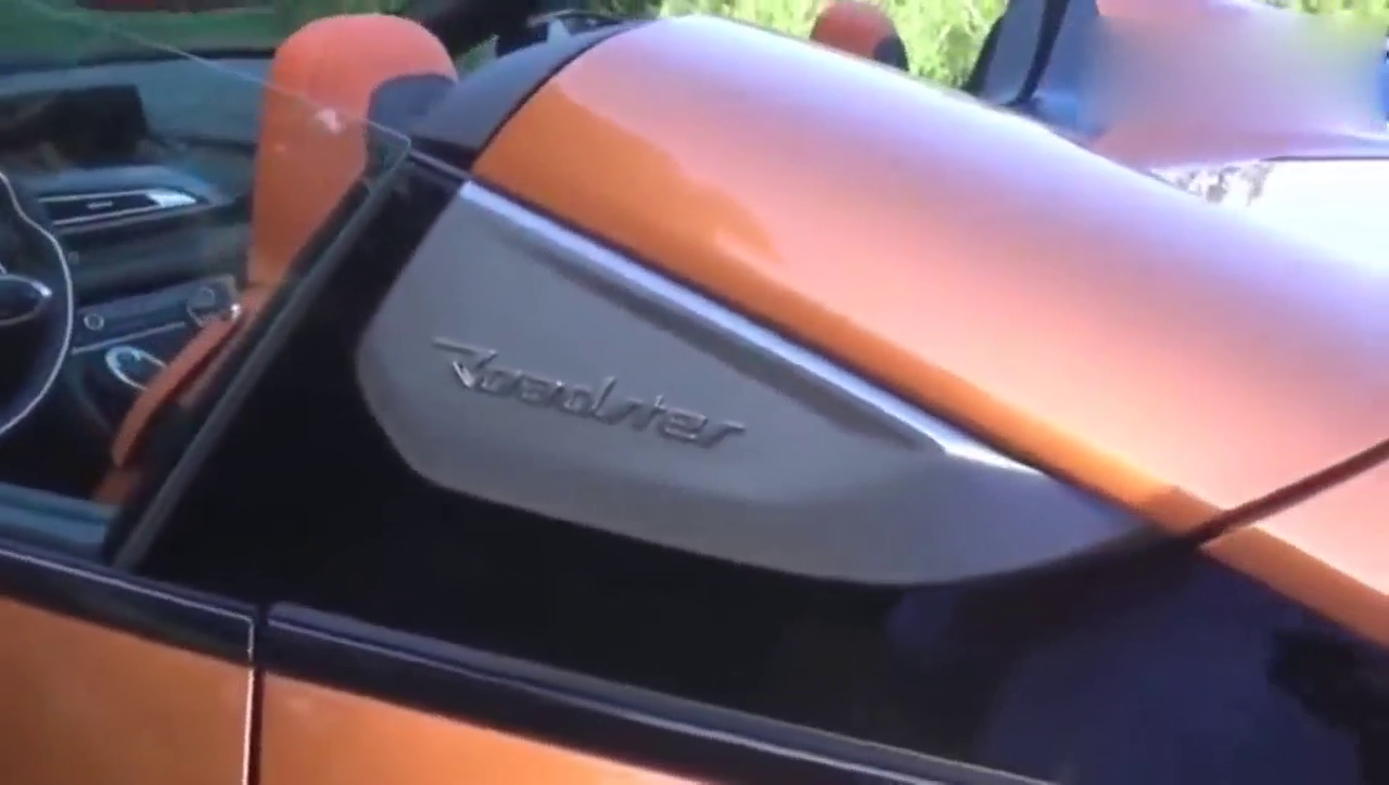 最新款的宝马敞篷跑车，按下钥匙三秒后就明白贵的原因了