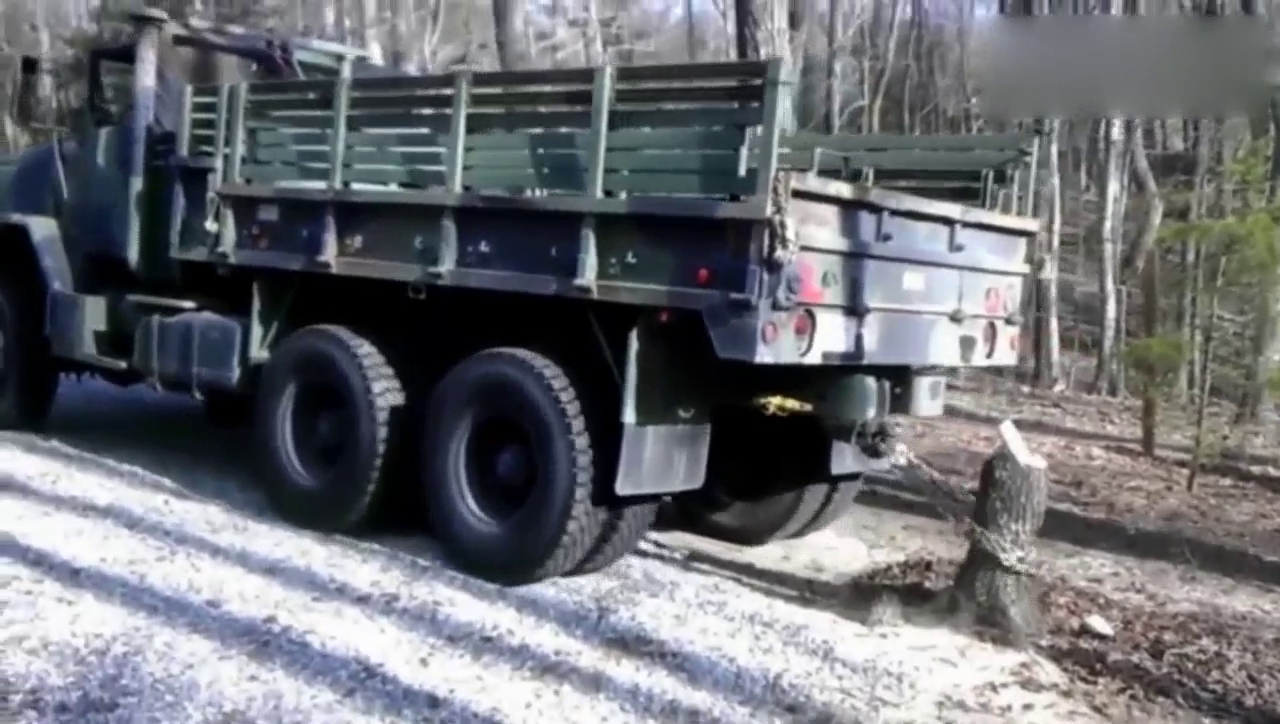 大树被连根拔起的那一刻，自己来感受一下军用卡车有多么强悍
