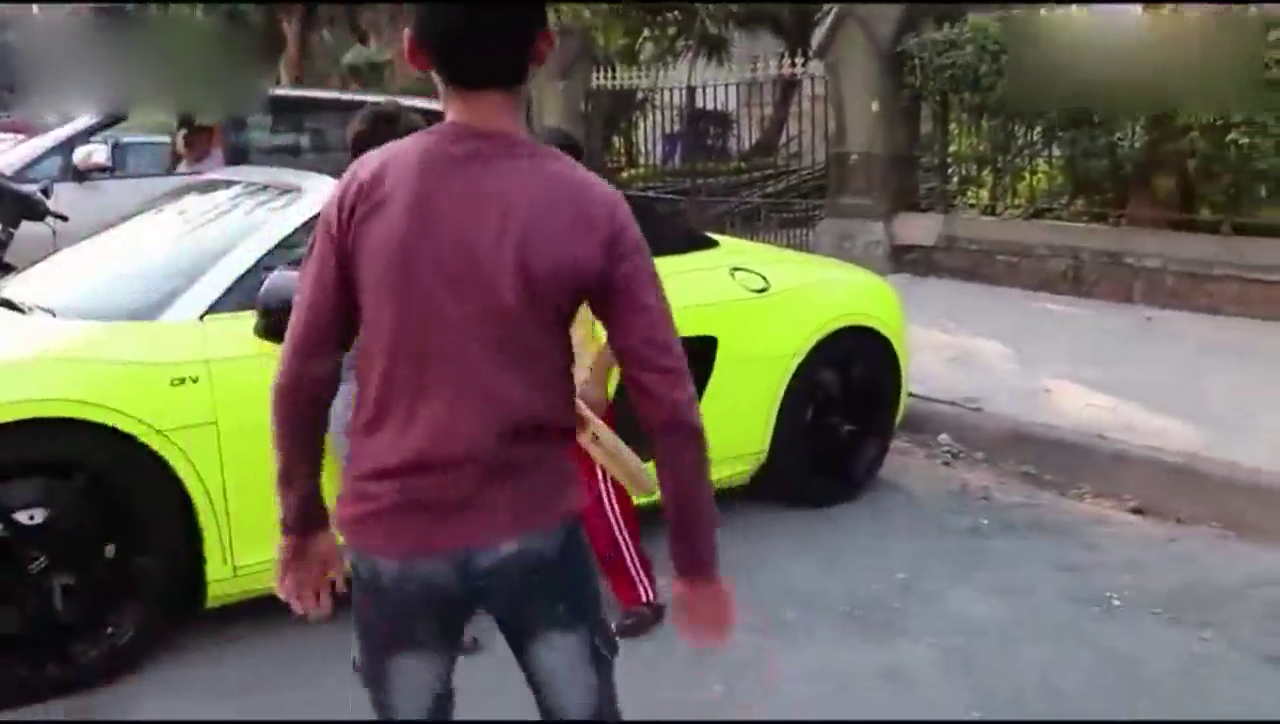 小伙作死靠着奥迪跑车炫耀，五秒钟后车主心疼了