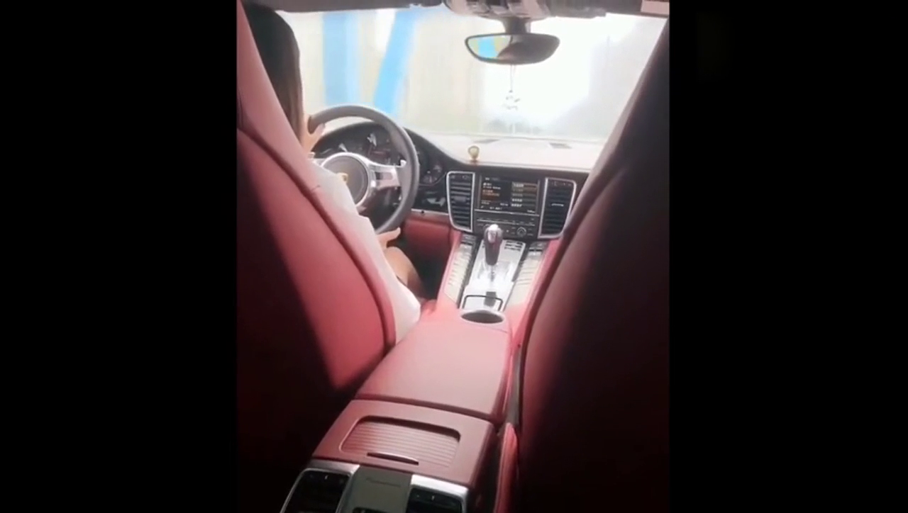 路上看见土豪开一辆跑车，人美技术好