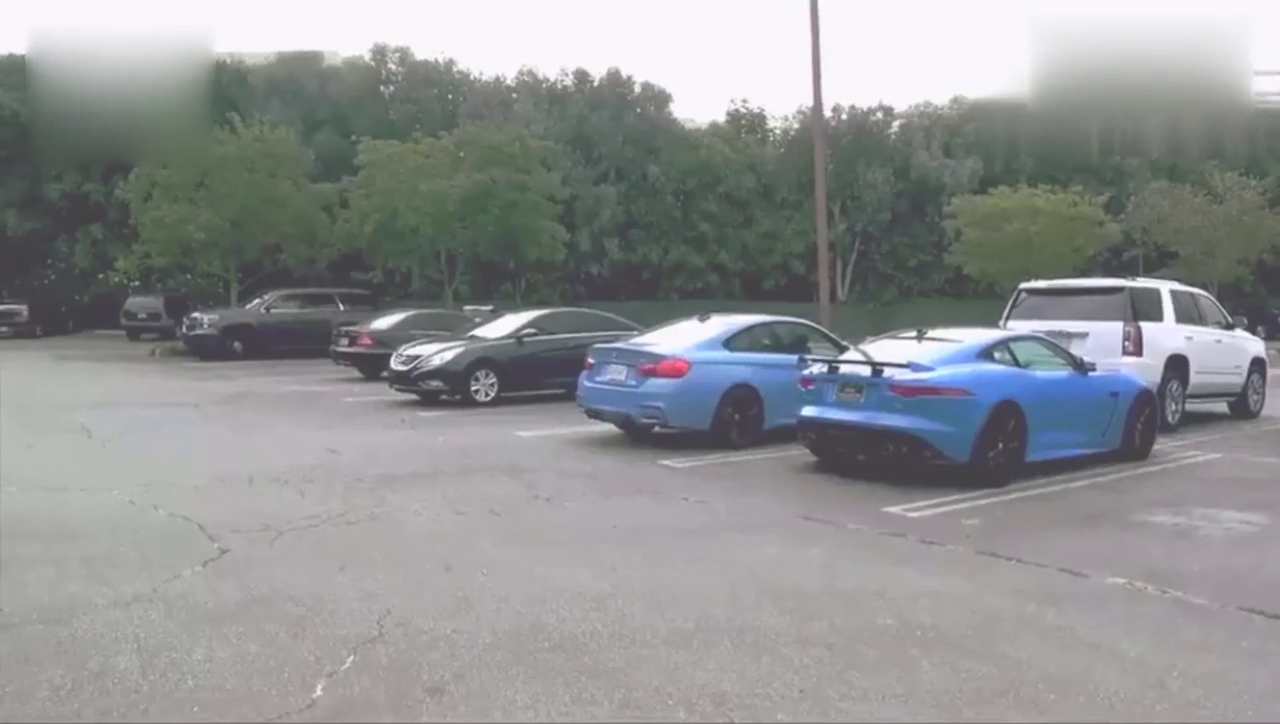 跑车驾驶员下车的刹那，一个动作显示出了丰富的经验