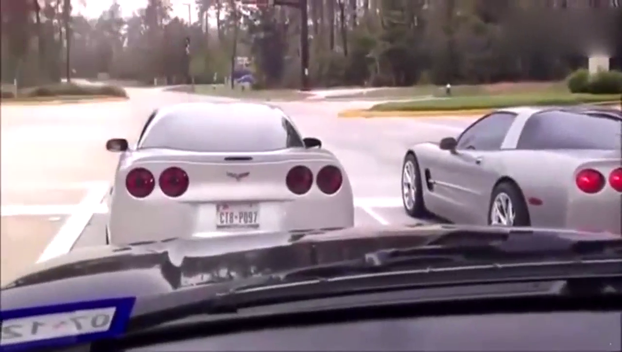 两辆跑车路口准备一绝高下！结果悲剧了