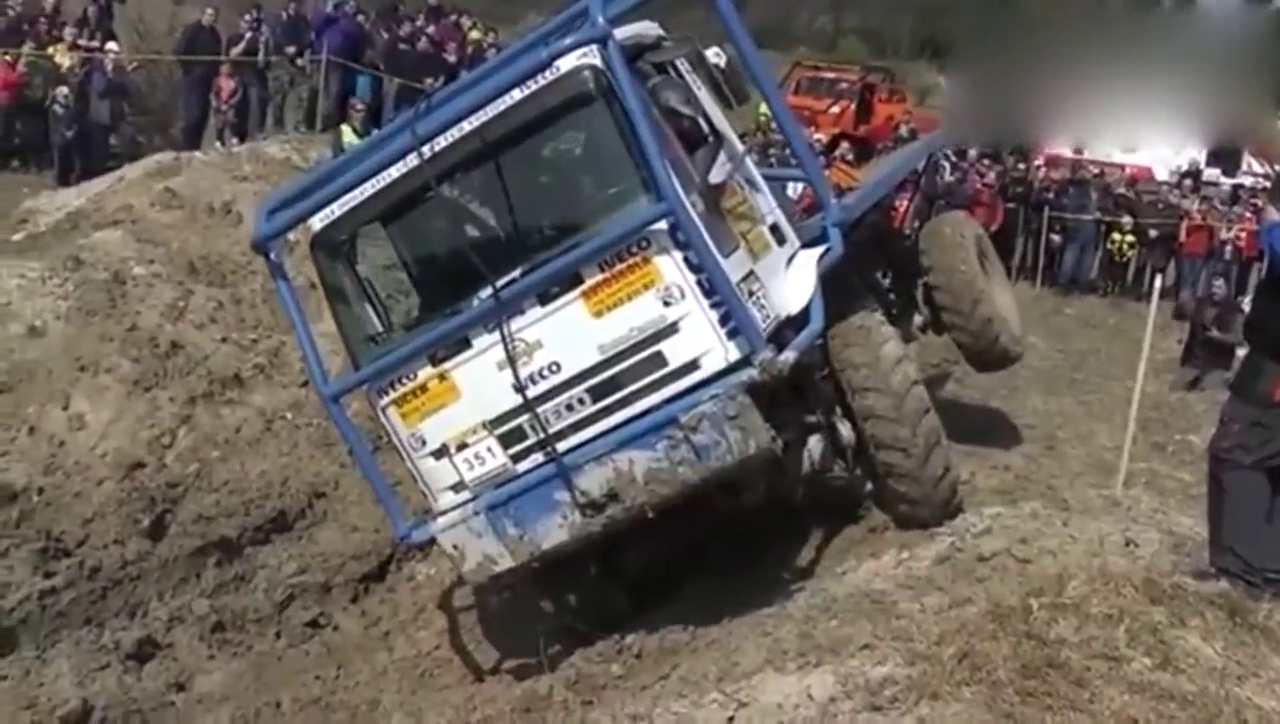 越野卡车翻车瞬间！